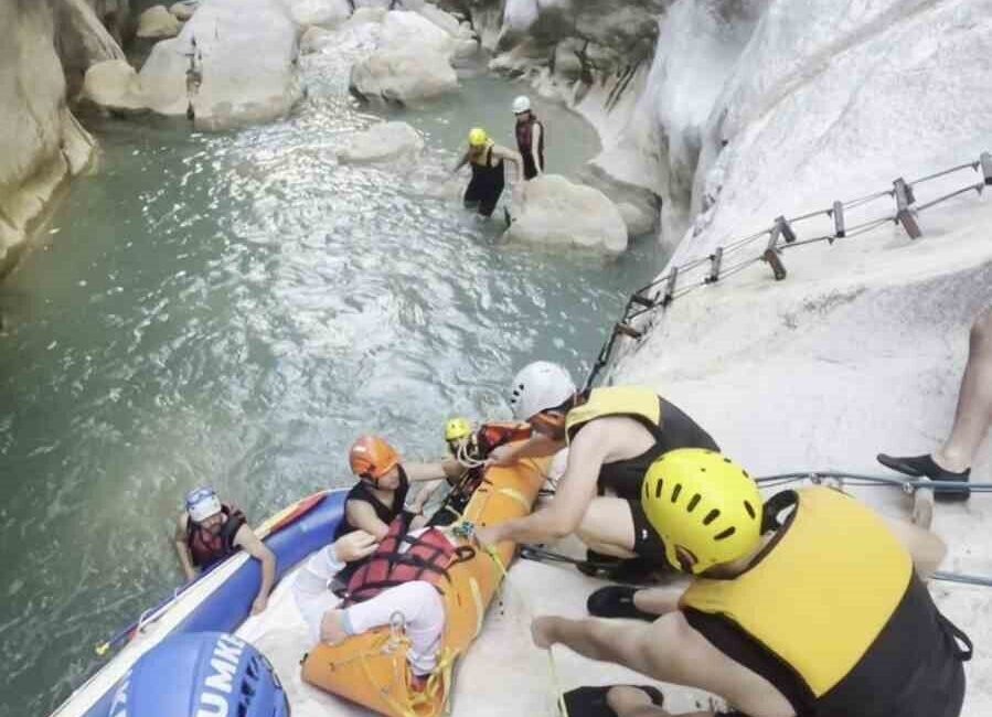 Antalya’ya tatil için gelen bir yabancı turist, Göynük Kanyonu’nda yürüyüş