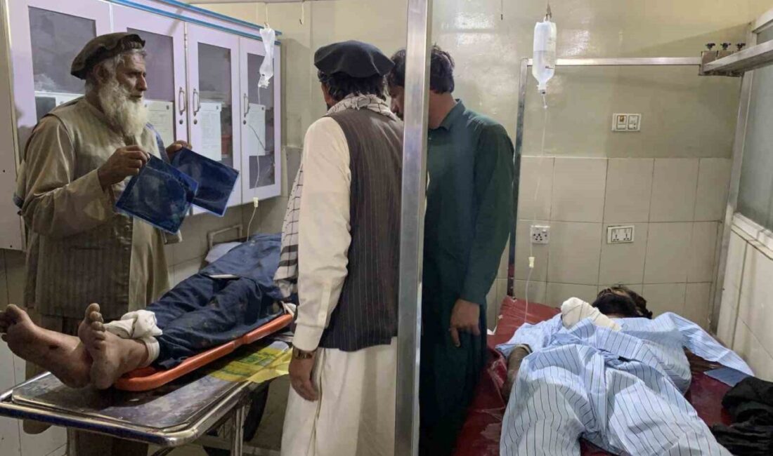 Afganistan’ın Laghman vilayetinde, Pakistan’dan dönen Afgan mültecilerini taşıyan bir kamyonun
