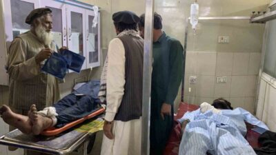 Afganistan’ın Laghman vilayetinde, Pakistan’dan dönen Afgan mültecilerini taşıyan bir kamyonun