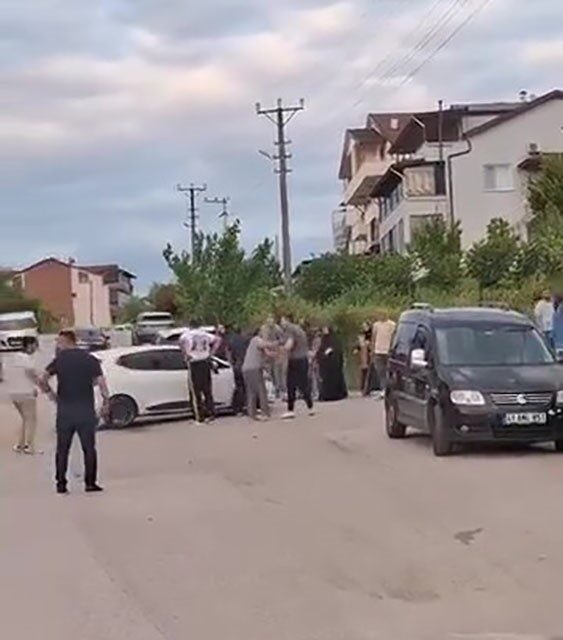 Kocaeli’nin Gölcük ilçesinde, sokak ortasında iki aile arasında çıkan kavgada