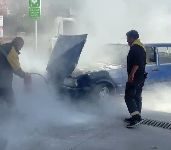 Çerkezköy ilçesinde bir akaryakıt istasyonunda lastiklerine hava basılan bir aracın