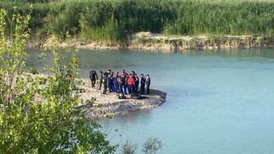 Antalya’nın Aksu ilçesinde, Aksu Çayı’nda serinlemek amacıyla suya giren ve