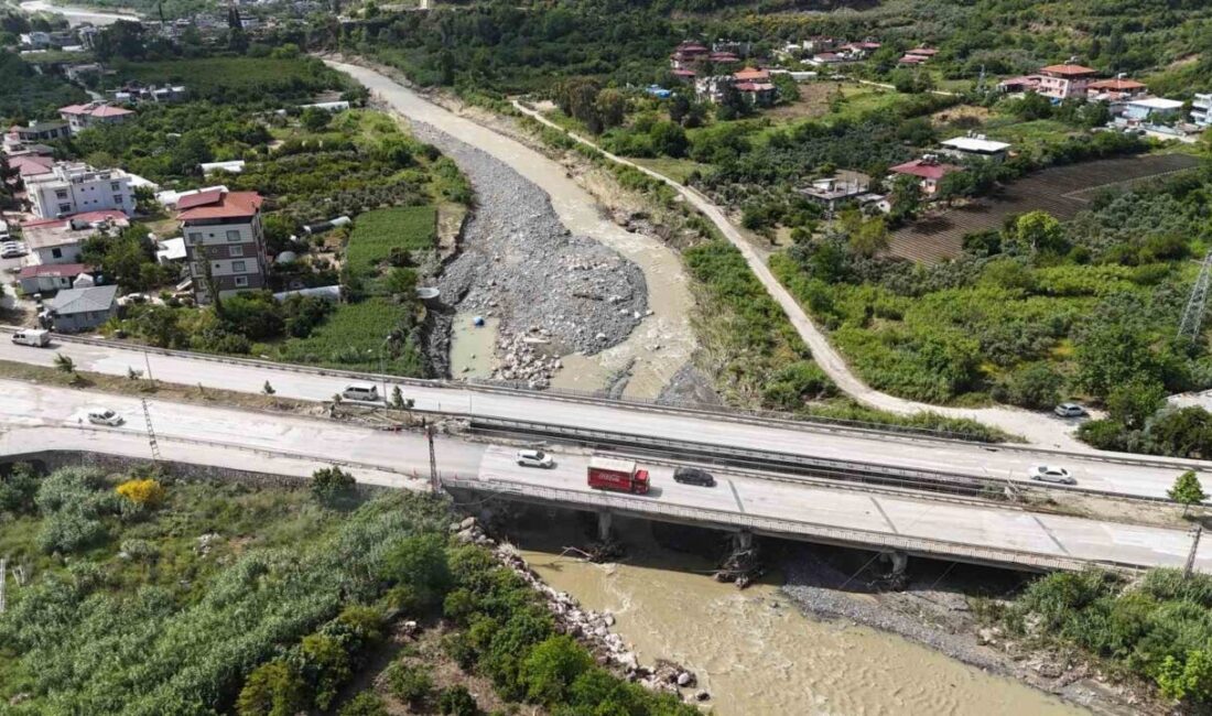 Hatay’da şiddetli yağışların neden olduğu köprü çökmesi sonucu nehre düşen