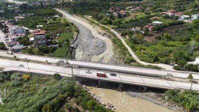 Hatay’da şiddetli yağışların neden olduğu köprü çökmesi sonucu nehre düşen