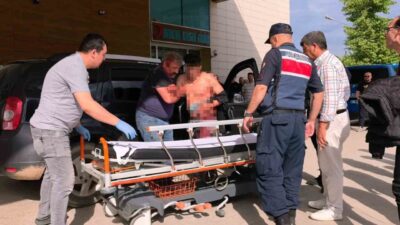 Bursa’nın İnegöl ilçesinde meydana gelen bıçaklı kavgada bir kişi ağır