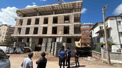 Aksaray’da inşaat işçisinin korkuluk demirine düşmesi sonucu ağır yaralandığı bildirildi.