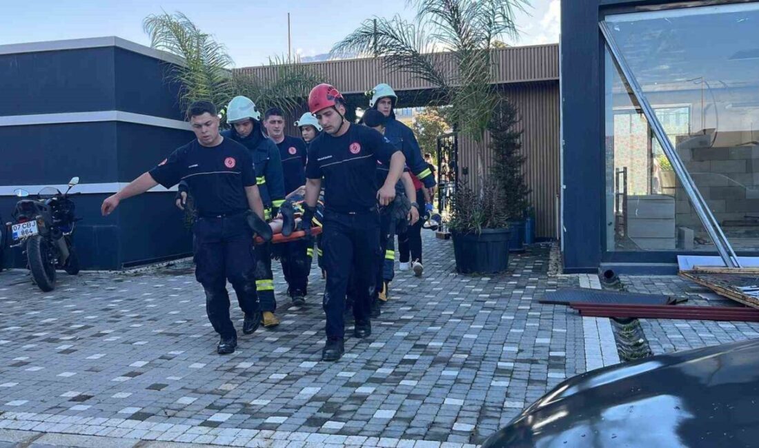 Alanya ilçesindeki bir sitede bulunan dairenin asma tavanının çökmesi sonucu
