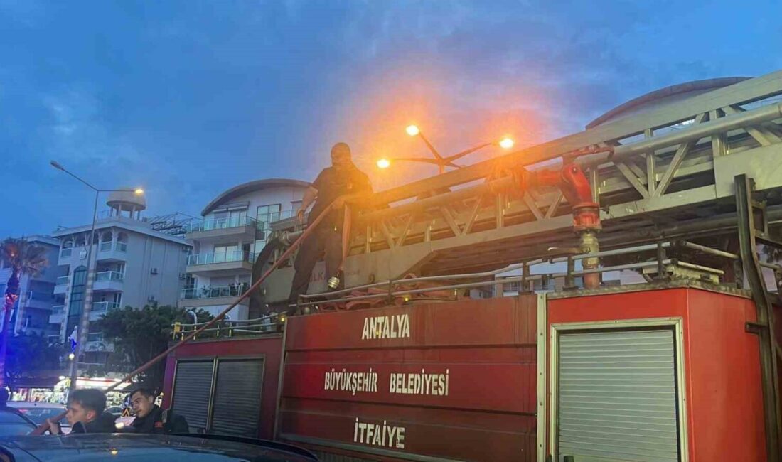 Alanya ilçesinde bir otelde meydana gelen yangın, itfaiye ekiplerinin hızlı