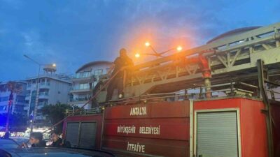 Alanya ilçesinde bir otelde meydana gelen yangın, itfaiye ekiplerinin hızlı