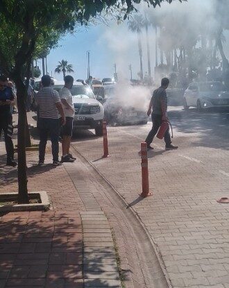 Alanya ilçesinde bir otomobilde çıkan yangın, çevredeki vatandaşın hızlı müdahalesiyle