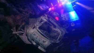 Alanya ilçesinde meydana gelen trafik kazasında, bir otomobilin kontrolden çıkarak