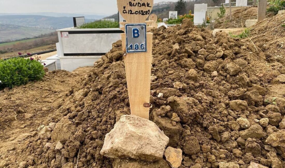 Gölcük ilçesinde boşanma sürecindeki eşi Kıymet Budak’ı aldatmakla suçlayan ve