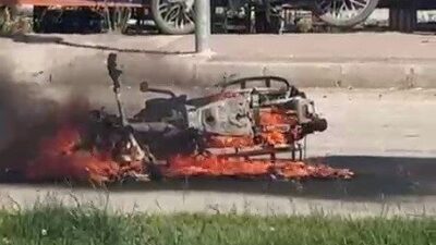 Adıyaman ilinde bir motosiklet, trafik ışıklarında beklerken aniden alev aldı.