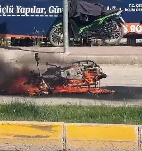 Adıyaman ilinde bir motosiklet, trafik ışıklarında beklerken aniden alev aldı.