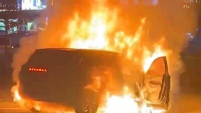 Elektrikli bir SUV, Diyarbakır’ın Kayapınar ilçesinde alev topuna dönerek yangın