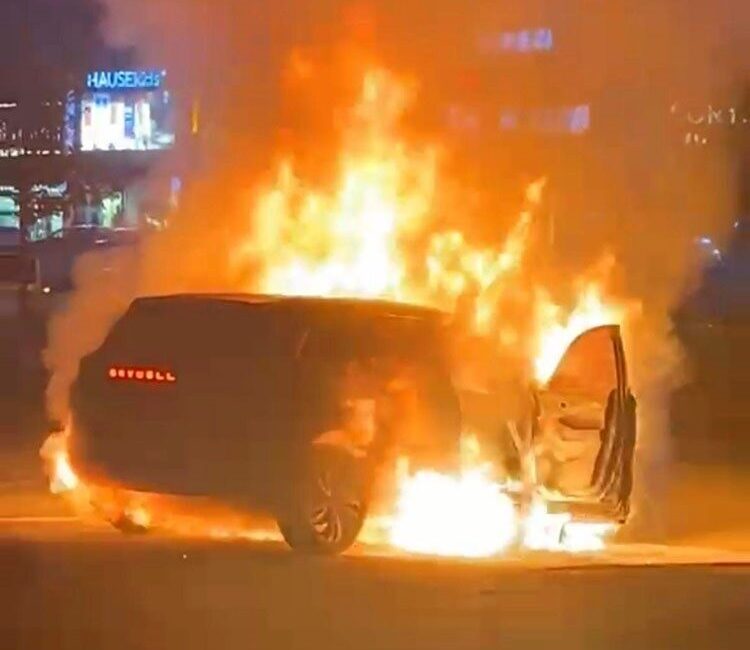 Elektrikli bir SUV, Diyarbakır’ın Kayapınar ilçesinde alev topuna dönerek yangın