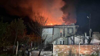 Tosya ilçesinde meydana gelen yangında, Yılmaz Çiçek’e ait iki katlı