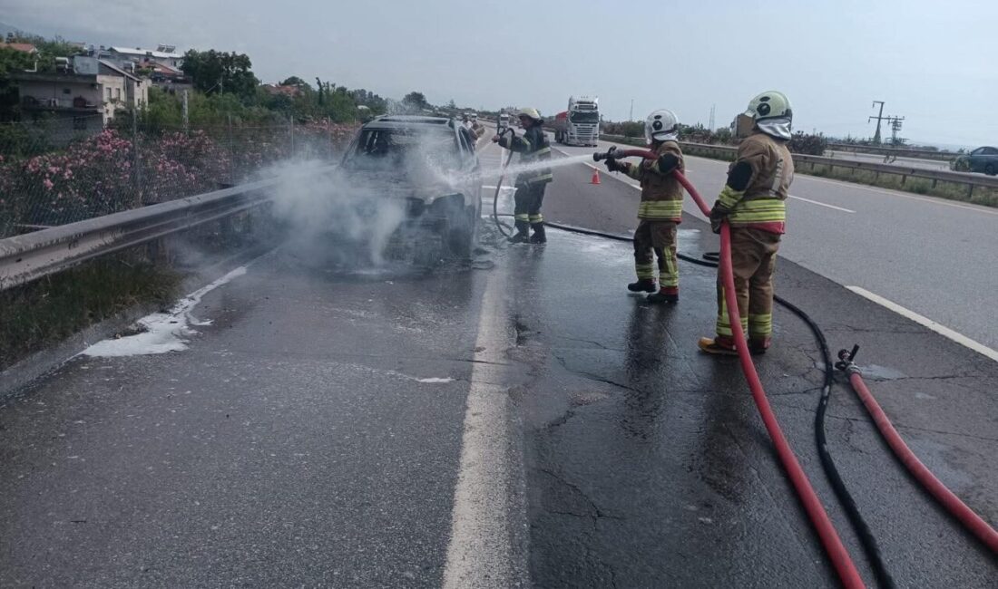 Hatay’ın Dörtyol ilçesinde seyir halindeyken alevlerle kaplanan bir araç, tamamen
