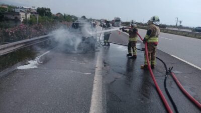 Hatay’ın Dörtyol ilçesinde seyir halindeyken alevlerle kaplanan bir araç, tamamen