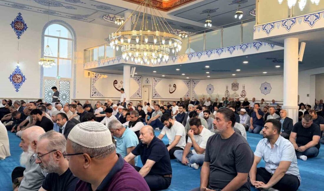 Müslümanlar, Almanya’nın Brühl kentinde bulunan camiye sabahın erken saatlerinde akın