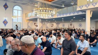 Müslümanlar, Almanya’nın Brühl kentinde bulunan camiye sabahın erken saatlerinde akın