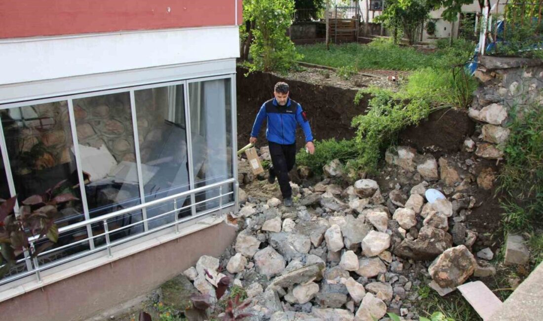 Amasya’da yoğun yağışların etkisiyle bir binanın bahçe duvarı yıkıldı, yanındaki