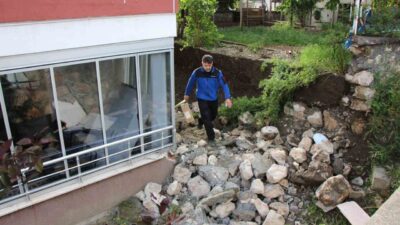 Amasya’da yoğun yağışların etkisiyle bir binanın bahçe duvarı yıkıldı, yanındaki