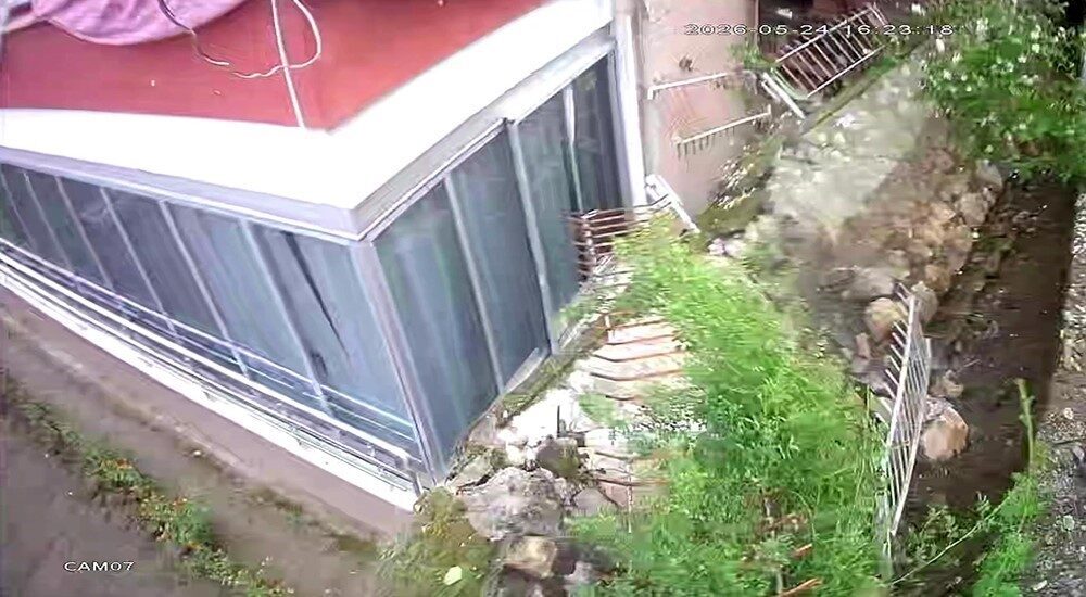 Amasya’da bir binanın bahçe duvarının çökme anları, 6 gün önce