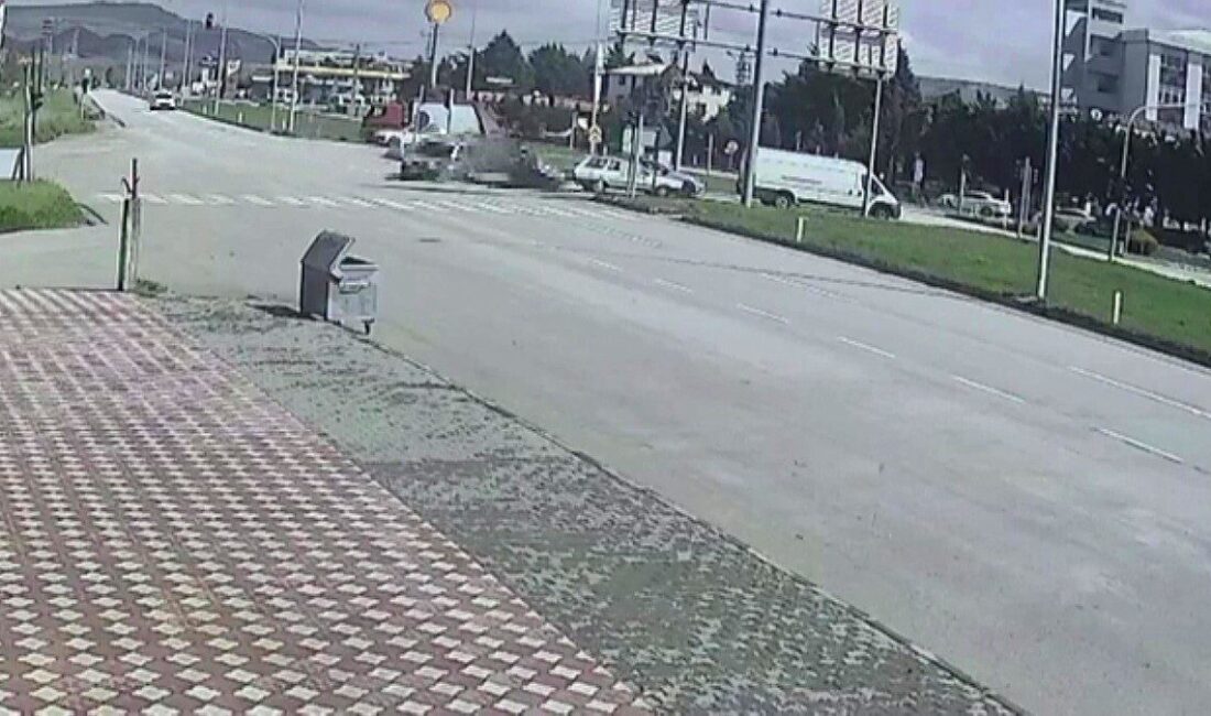 Suluova ilçesinde meydana gelen trafik kazasında, kavşakta çarpışan iki araç