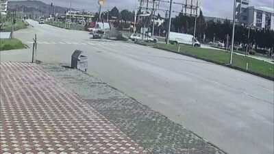 Suluova ilçesinde meydana gelen trafik kazasında, kavşakta çarpışan iki araç
