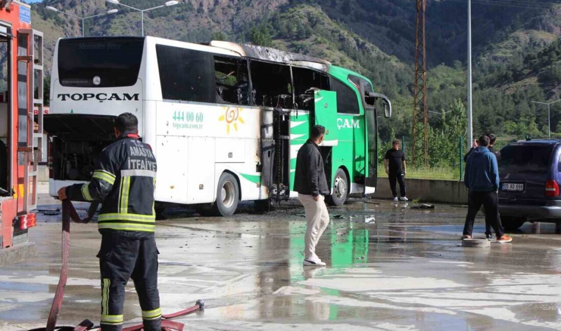 Amasya’da şehirler arası otobüs terminalinde park halinde olan bir yolcu