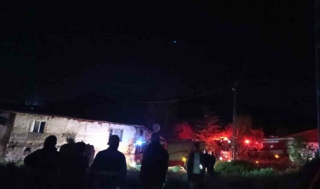 Çubuk ilçesinde bir evde meydana gelen yangın, itfaiye ekipleri tarafından