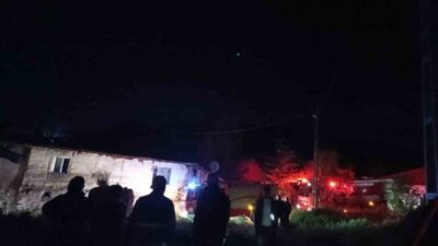 Çubuk ilçesinde bir evde meydana gelen yangın, itfaiye ekipleri tarafından