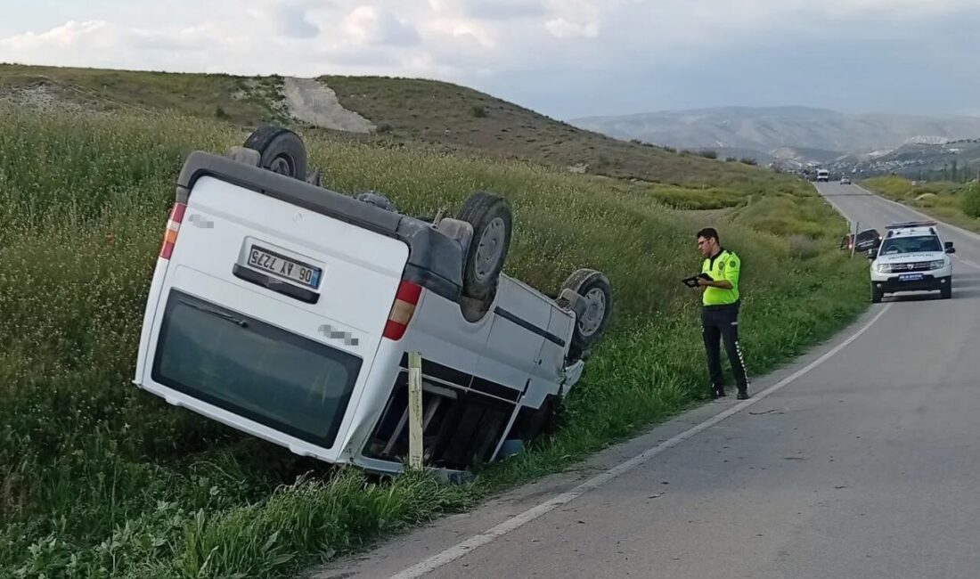 Beypazarı ilçesinde meydana gelen kazada kontrolden çıkan bir minibüs devrilirken