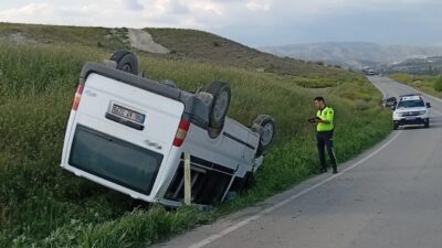 Beypazarı ilçesinde meydana gelen kazada kontrolden çıkan bir minibüs devrilirken