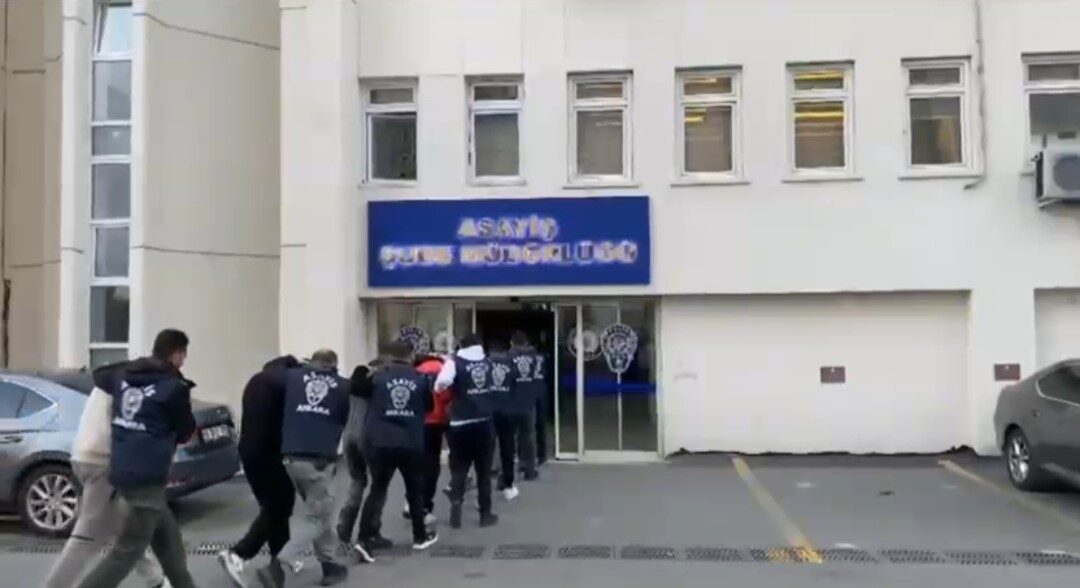 Ankara’da gerçekleştirilen operasyonda, araç sahiplerinden para talep ederek haksız kazanç