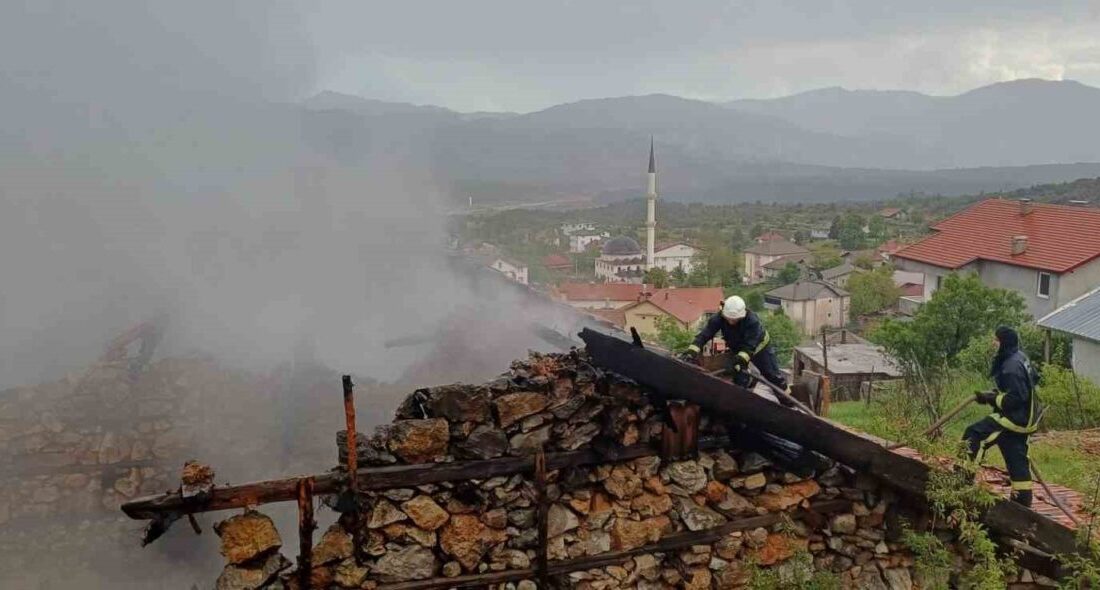 Akseki ilçesinde 110 yıllık tarihi bir ev, ısınmak amacıyla yakılan