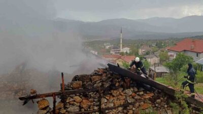 Akseki ilçesinde 110 yıllık tarihi bir ev, ısınmak amacıyla yakılan