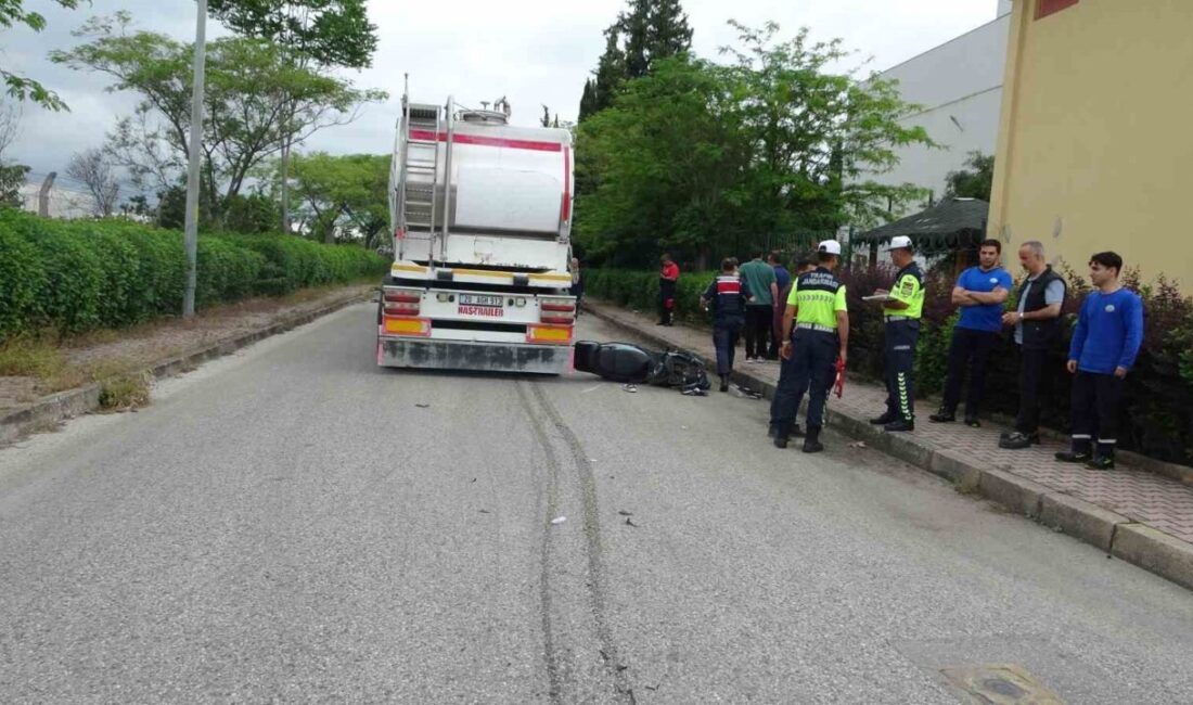 Antalya’nın Döşemealtı ilçesinde meydana gelen trafik kazasında, tırın çarpması sonucu
