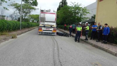 Antalya’nın Döşemealtı ilçesinde meydana gelen trafik kazasında, tırın çarpması sonucu