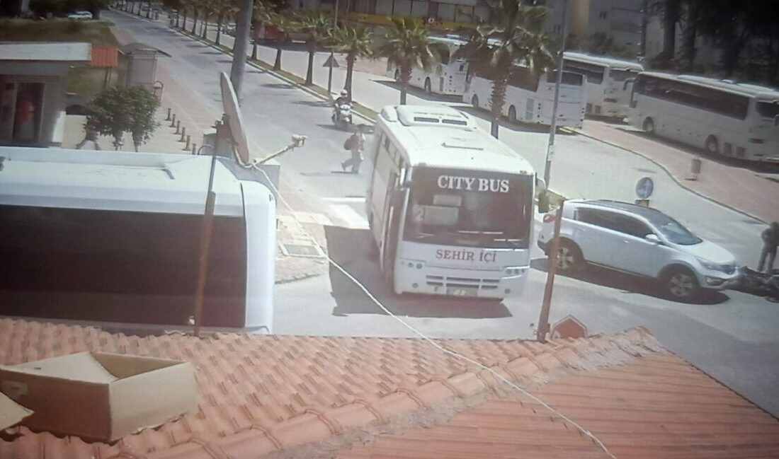 Manavgat ilçesinde bir otomobilin hafif şekilde çarpması sonucu motosiklet devrildi