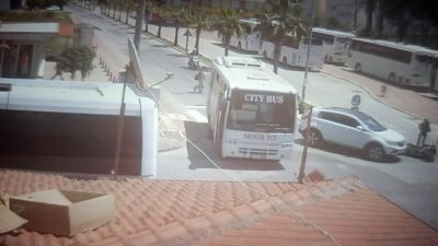 Manavgat ilçesinde bir otomobilin hafif şekilde çarpması sonucu motosiklet devrildi