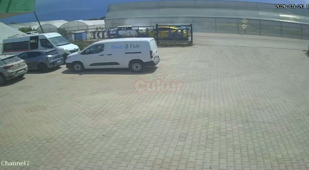 Kumluca ilçesinde meydana gelen trafik kazasında, Tofaş marka iki aracın