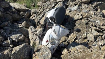 Antalya’nın Gazipaşa ilçesinde, bir motosikletin kayalık alana çarparak kaza yapması