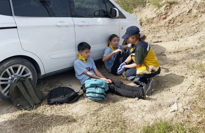 Alanya ilçesinde bir okul servisinin şarampole devrilmesi sonucu 6 öğrencinin