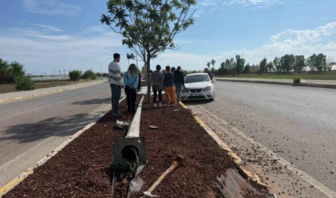 Antalya’nın Serik ilçesinde otomobil ile kamyonetin çarpışması sonucu meydana gelen