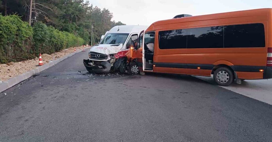 Antalya’nın Serik ilçesinde meydana gelen bir trafik kazasında, tur minibüsleri