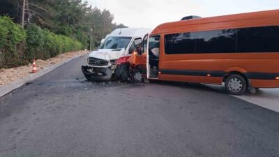 Antalya’nın Serik ilçesinde meydana gelen bir trafik kazasında, tur minibüsleri