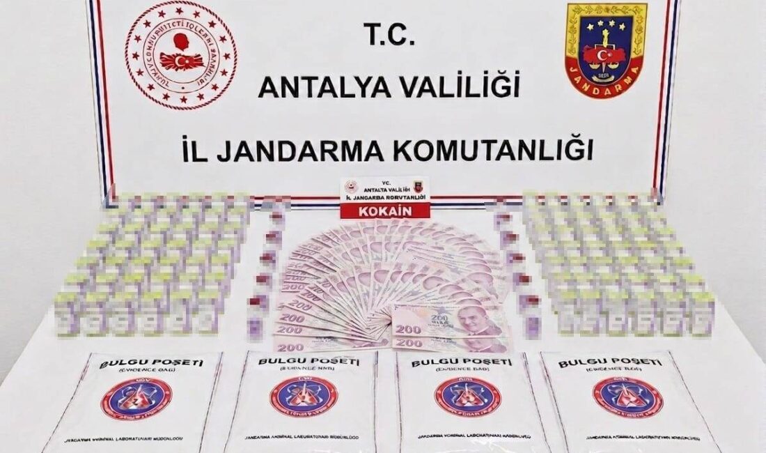 Antalya’da tatil merkezlerinde yerli ve yabancı turistlere uyuşturucu satışı yaptıkları