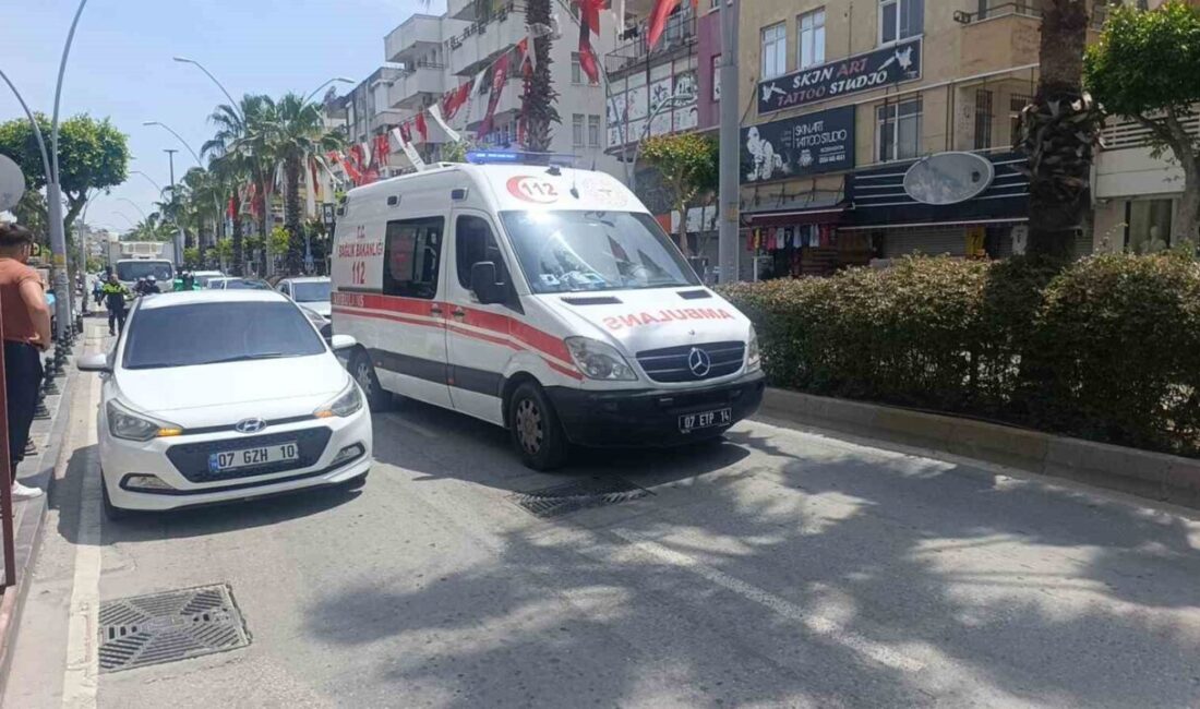 Manavgat ilçesinde bir yolcu minibüsü Alman turiste yol verdiği esnada